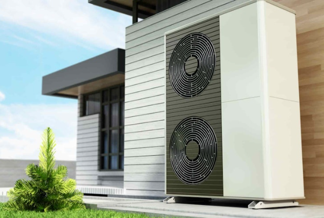 Unité extérieure de pompe à chaleur air-eau installée sur une maison moderne